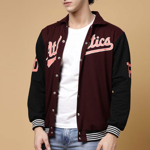 เสื้อแจ็คเก็ตวาร์ซิตี้สีแดงเลือดหมูและสีดำสำหรับผู้ชาย พร้อมโลโก้ด้านหน้า แบบกลับด้านได้ เป็นมิตรกับสิ่งแวดล้อม คอตั้ง สไตล์ลำลอง ทำจากผ้าขนสัตว์ 100% - Product Image 3