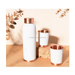 Botella de agua clásica de cobre para beber agua a diario, basada en las tradicionales prácticas de bienestar y vida saludable. - Product Image 3