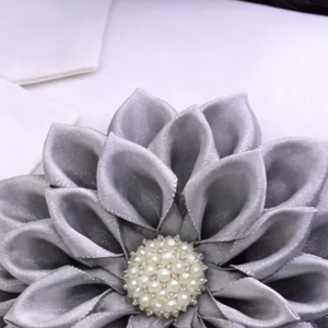 Broche de Flor Blanca, Elegante Pin Floral para Mujer, Accesorio de Moda de Lujo con Diseño Clásico de Pétalos de Tela, Color Blanco - Product Image 2