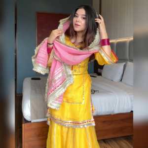 Ropa de Diseñador India y Pakistaní, Hermoso Top Pent y Dupatta para Fiestas - Product Image 1