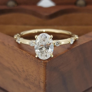 Bague de fiançailles de luxe en or 18 carats avec halo de diamants de laboratoire et perle d'eau douce taille ovale sertie à griffes, design classique pour femme - Product Image 1