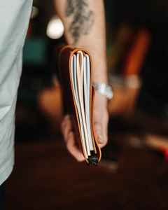 Funda de Cuero Genuino Hecha a Mano de Lujo con Logotipo Personalizado, Fabricante de Fundas para Libros, Funda para Diario Recargable, LBC-0053 - Product Image 3