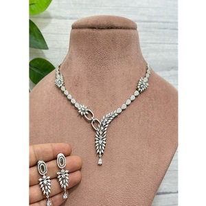 Ensemble collier et boucles d'oreilles en laiton plaqué argent de qualité supérieure, élégant, cadeau de mariage, bijoux tendance pour femmes, à porter en soirée - Product Image 2