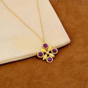 Collier Pendentif Trèfle Floral Vintage en Laiton Plaqué Or avec Turquoise Mohave Violette, Design Floral Élégant et Délicat Fait Main - Product Image 1