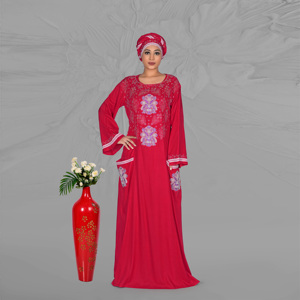Kaftan en rayonne brodé avec motifs décoratifs sur le devant, détails élégants des manches, accentuation des poches latérales et longueur au sol gracieuse - Product Image 1