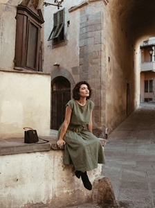 Ensemble deux pièces en lin pour femmes, haut court et pantalon large |   Tenue d'été vintage respirante et écologique |   Vêtements pour femmes en gros sur mesure - Product Image 2