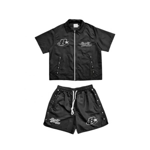 Ensemble deux pièces personnalisé pour homme 2026 – Survêtement en satin uni avec impression sérigraphiée, chemise à manches courtes zippée et short cargo - Product Image 1