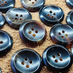 Boutons en corne de buffle faits à la main, de haute qualité, naturels, avec logo personnalisé, par HF CRAFTS, très demandés - Product Image 1