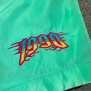 Pantalones cortos cortavientos de nailon personalizados del fabricante con logotipo bordado Tela de algodón y rizo estilo playa de verano - Product Image 3