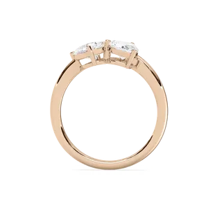 Anillo de compromiso con tres diamantes de corte redondo y diamantes laterales en forma de corazón, elaborado en oro rosa, oro blanco, oro amarillo, elegante. - Product Image 2