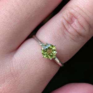 Anillo solitario de peridoto redondo, peridoto natural, plata de ley 925, chapado en oro de 14 quilates, joyería de piedra de nacimiento, regalo para mujer - Product Image 1