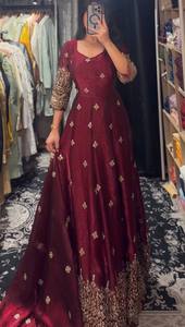 Robe vintage en soie lourde brodée de fils et de sequins avec dupatta pour les occasions de fête - Product Image 4