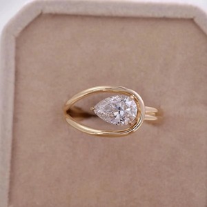 แหวนแต่งงาน2CT สุดหรูแหวนลูกแพร์14K ประดับเพชรแบบโซลิแทร์เติบโตในแล็บแบบตะวันออกตะวันตกพร้อมก้านแยกบายพาส - Product Image 4