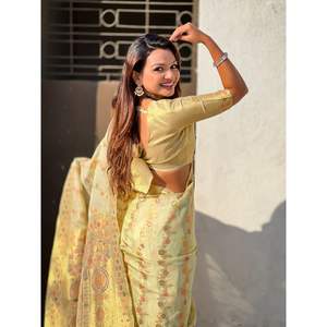 Sari de Seda Kora Premium Leheriya Meenakari Zari Tejido con Estampado Floral y Blusa de Brocado con Pallu Elegante - Product Image 3