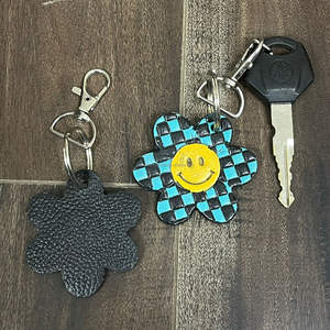 Porte-clés en cuir véritable personnalisé à motif floral, design premium en cuir à carreaux avec visage souriant, joli breloque de sac unisexe pour la vente en gros - Product Image 6