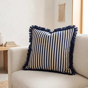 Funda de cojín decorativa con estampado de rayas color óxido y ribete, para decoración de sala de estar estilo rústico. - Product Image 4