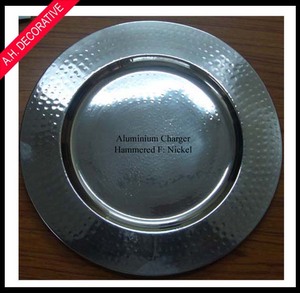 Plato de Presentación de Lujo en Metal Plateado con Borde de Cuentas y Textura Martillada, para Banquetes de Boda y Cenas Elegantes - Product Image 4