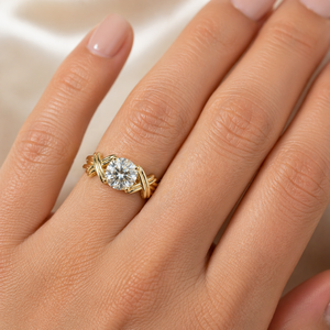 Bague de fiançailles classique et élégante avec diamant rond de 2 carats cultivé en laboratoire, en or jaune 14 carats, style croisé en X, bague solitaire unique - Product Image 3