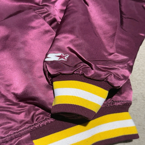 Chaqueta bomber satinada vintage de los años 90, color granate/dorado, fabricada en EE. UU., para hombre. - Product Image 3