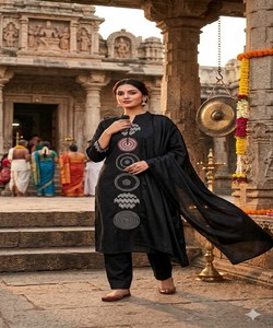 ชุดเสื้อผ้าปักลายผ้าฝ้ายสลับสีสไตล์หรูหรา พร้อมผ้าคลุมไหล่ สำหรับงานเทศกาล ราคาขายส่ง เสื้อผ้าชาติพันธุ์ สีดำ - Product Image 4