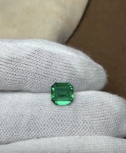 พลอยมรกตสีเขียวสดใสทรงแปดเหลี่ยมคุณภาพสูง น้ำหนัก 1.70 กะรัต สำหรับทำเครื่องประดับ - Product Image 1