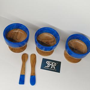 Bol sur piétement en bois et résine époxy de designer avec cuillère pour desserts glacés et présentation de table haut de gamme - Product Image 5