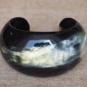 Bracelet manchette moderne en corne de buffle fait main et écologique pour femme, couleur corne naturelle, cadeau de mariage parfait pour les entreprises - Product Image 1
