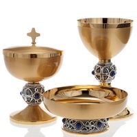 Ensemble de calices en métal doré scintillant avec incrustation de pierres bleues, pièce décorative classique faite à la main pour l'église, vaisselle de bar, bar à vin d'église