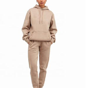 Ensemble de survêtement personnalisé pour femme : sweat-shirt et pantalon de jogging en velours, idéal pour le sport et la gym - Product Image 1