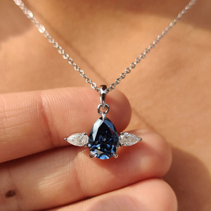 Collier pendentif classique en argent 925 plaqué rhodium avec saphir et accents latéraux en diamant taille poire, forme goutte d'eau - Product Image 1