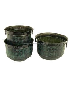 Jardinière en métal avec brosse noire et motif de fleurs pour la décoration intérieure de la maison et du jardin. - Product Image 2