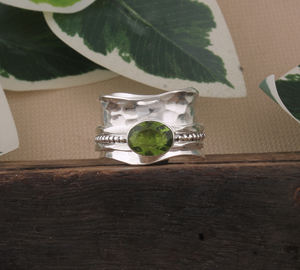 แหวนเงินแท้ 925 ประดับเพอริดอทดิบธรรมชาติ ทรงวงแหวน ประดับพลอยสีเขียว ของขวัญวันเกิดสำหรับผู้หญิง เนื่องในเดือนสิงหาคม - Product Image 3