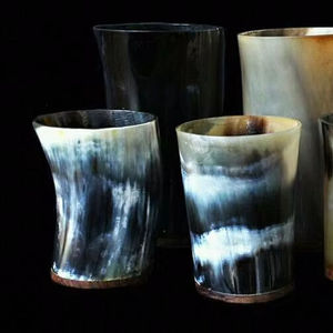 Verres à shot de luxe en corne de buffle et de bœuf naturels avec base en bois – Chopes à bière authentiques en corne de style médiéval viking - Product Image 1