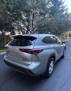 โตโยต้า ไฮแลนเดอร์ SUV ปี 2022 มือสอง ตัวเลือกเกียร์ธรรมดาและเกียร์อัตโนมัติ ภายในสีเข้ม เบาะหนัง ล้อแม็ก R17 เครื่องยนต์เทอร์โบ 4 ลิตร 8 ลิตร ตัวเลือกแก๊สและไฟฟ้า - Product Image 4