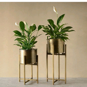 Macetas modernas de color negro mate con exclusivas fundas metálicas doradas de estilo arquitectónico, disponibles a precios de mayorista para decoración de hogares de alta gama. - Product Image 4