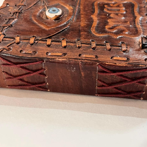Carnet en cuir fait main avec couverture à œillets, papier vintage à bords festonnés, journal personnalisé de qualité supérieure - Product Image 4