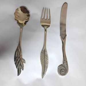 Juego de cubiertos metálicos vintage con cuchara de concha, tenedor de plumas y cuchillo en espiral, apto para lavavajillas, para uso en bodas. - Product Image 1