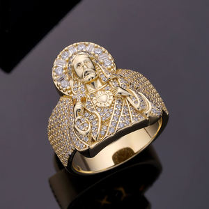 Bague de cocktail unisexe en argent plaqué or avec pavé de moissanite et motif en relief - Product Image 2