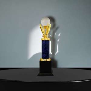 Trophée Étoile de Récompense Doré de Qualité Supérieure avec Design Élégant et Base en Bois pour la Reconnaissance des Vainqueurs de Compétitions Sportives - Product Image 4