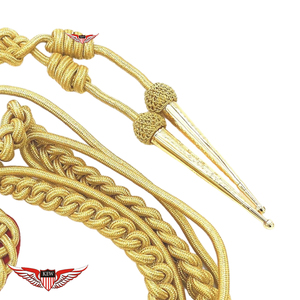 Aiguillette torsadée avec écusson doré en Mylar sur fond rouge et pointe dorée métallique - Product Image 6