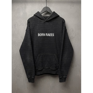 Sudadera con Capucha Negra para Hombre, Estilo Urbano, con Estampado Gráfico Desgastado, de Felpa, con Detalles Recortados - Product Image 1