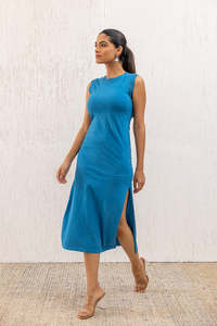 Robe midi bleue sans manches, col rond, coupe fourreau, en tricot de coton et élasthanne, pour usage quotidien décontracté, ourlet droit, couleur unie - Product Image 2
