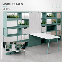Bureau de travail moderne en acier avec rangement intégré, étagères murales ouvertes, panneau d'intimité gris et plateau de travail blanc