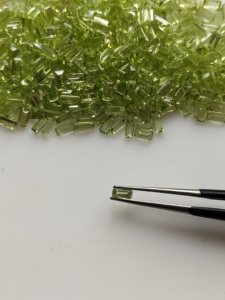 Peridoto natural de 4x2 mm, corte baguette, piedra preciosa suelta de la mejor calidad para la fabricación de joyas. - Product Image 1