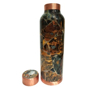 Botella de agua de cobre con textura de piedra impresa, perfecta para la encimera de la cocina moderna y para la hidratación en el hogar, hecha a mano en India. - Product Image 5