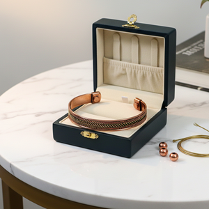 Bracelet manchette artisanal en laiton et cuivre mélangés avec motif en fil tressé pour hommes et femmes - Product Image 4