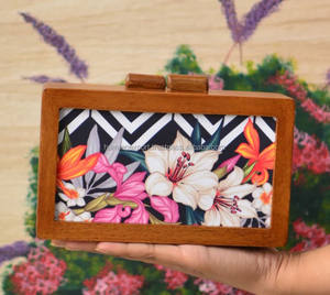 Bolso de mano con estampado de madera a la moda, marco de metal y seda y patrón de caja forrado con tela de lujo satinada y embrague de cuero - Product Image 1