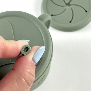 Gobelet à collation pour bébé avec paille, tasse d'apprentissage en silicone, récipient à collation pour tout-petits, qualité alimentaire, compatible micro-ondes/lave-vaisselle/congélateur - Product Image 5