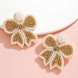 Boucles d'oreilles clous trèfle vert mignon avec perles d'imitation serties griffe pour femme, bijoux de mode pour mariage, cadeau - Product Image 2