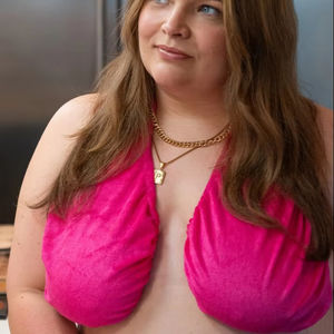 Soutien-gorge serviette réversible à bretelles, doux, absorbant, pour le bain, la douche, le spa, la plage, avec logo personnalisé, confortable et offrant un bon maintien - Product Image 1